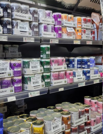 Flera smaker och singelprotein, här finns goda burkar hundmat